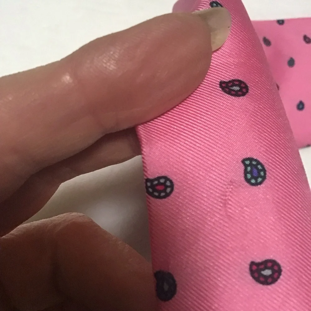 Coulours by Alexander Julian 100% Silk Bubblegum Pink Paisley Men’s Neck Tie‎